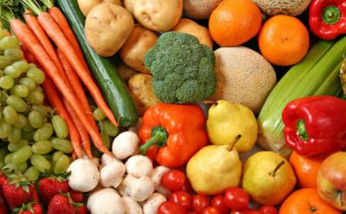 People suffering from psoriasis need to include vegetables and fruits in their diet. 