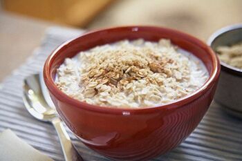 Breakfast oatmeal on the psoriasis diet menu